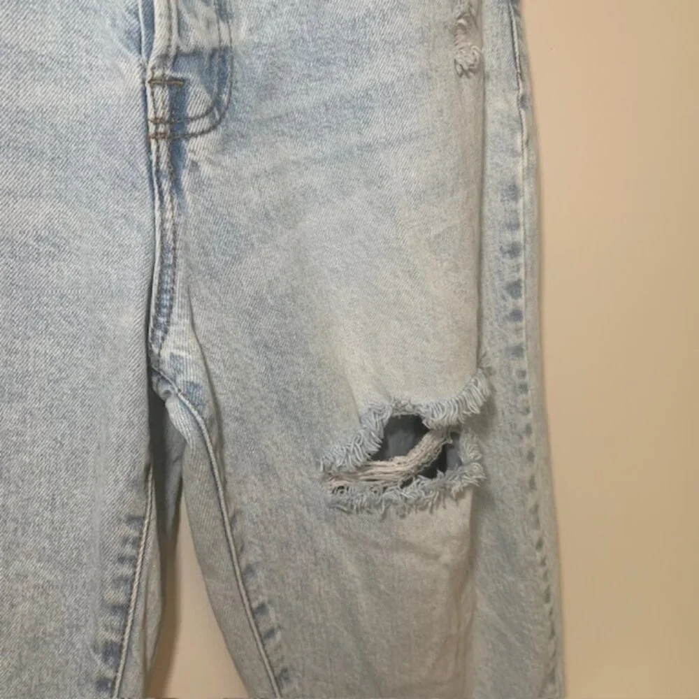 Forever 21 Y2K 90s Style Light Wash Ripped Distressed High-Rise Jeans - Size 28‎